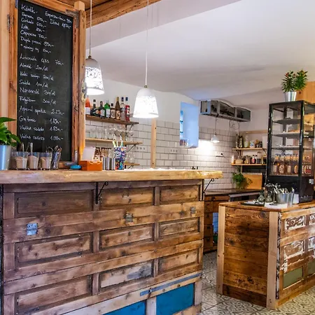 아파트 Minifaktura Loft & Reggelizo Es Etelbar *